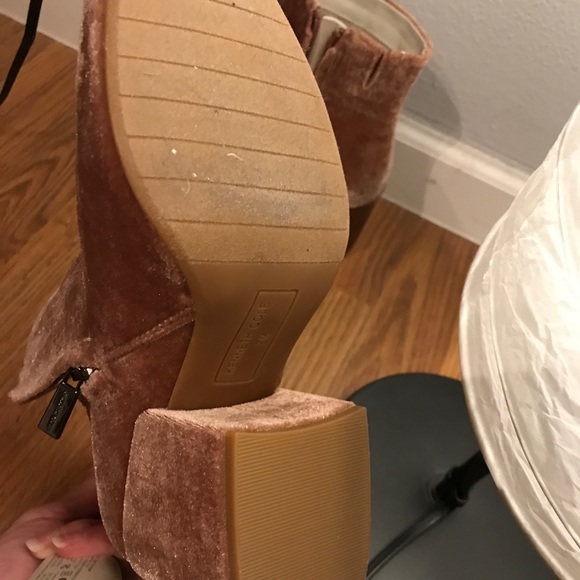 Last chance..NEW Kenneth Cole blush velvet booties - Picture 2 of 7